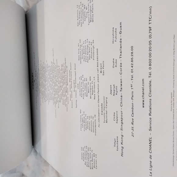 Authentic Chanel book of photos from Spring Collection of 2000 (17" x 12") - Picture 15 of 15